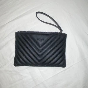 Liten väska/necessär   - Liten väska/necessär i nyskick! Väldigt fin och smidig att ha med sig. 