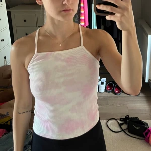 Rosa vit topp - Topp med korsade band i ryggen i vit och rosa Hör av dig för mer info!