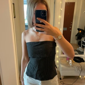Bandeau topp - Bandeau topp från Ullared. Helt ny med lappen kvar, storlek xs men passar s. Säljer då den inte kommer till användning.