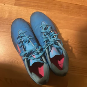 Fotbollsskor Adidas  - Nyskick pris 300kr