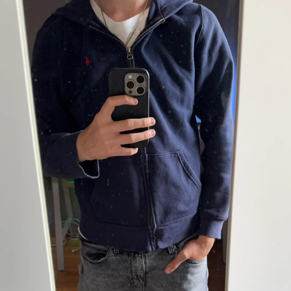 Säljer då denna Ralph lauren tröja då den va lite för liten. Skick: 7-8/10 Storlek: S Är 179cm lång å du ser på fjärde bilden hur den satt på mig👍 Riktigt fin tröja, pris kan diskuteras vid snabb affär.. Tröjor & Koftor.