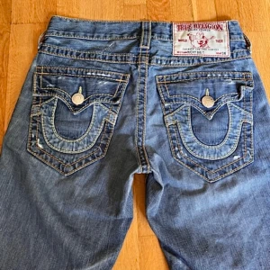 True religion jeans  - Ett par fina true religion jeans! Hör av er med frågor! 💗 Midja: 40cm rakt över  Innerben: 87cm