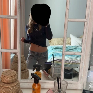 Snygga lågmidjade jeans - Pepe jeans som va straight förut men omsydda till bootcut. Storlek 26. Använda nån gång men inte mycket.  Förlånga för mig som är 158🩷 Har små defekter eftersom att dom är omsydda kan skicka bild! Finns video på TikTok på dom. @juliabassman1