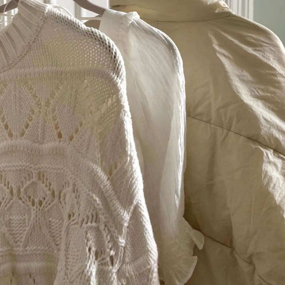 Otroligt vacker, vit stickad tröja i väldigt fint skick. Aldrig använd då jag numer bor i Italien och inte har användning av den, men hade jag haft möjlighet hade jag helt klart haft den på mig hela tiden. 😂. Tröjor & Koftor.
