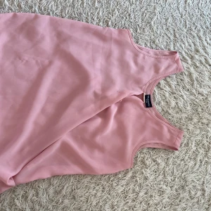 Rosa topp - Fin rosa topp köpt i Sydafrika i ett lätt material perfekt för sommaren! Helt utan skador 😊