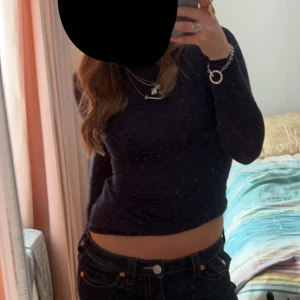 Helt nya true religion - Storlek 25. Jag är 158 och dom är ganska långa på mig🙃💕. Använda 3 gånger Max då jag köpte dom för långa. Inga slitage eller defekter. Har även lagt ut en video på dom på TikTok så det är bara o kolla på dom där.@ juliabassman1