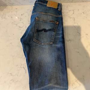 Säljer dessa snygga jeans från nudie i nyskick! Modellen thin finn, slim fit ungefär som ett par Replay anbass eller grim tim. Storlek 32/34.