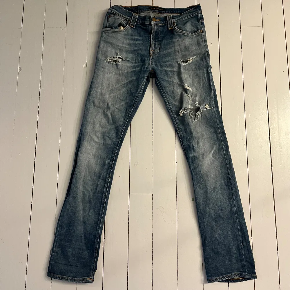 Ett par riktigt feta Nudie jeans i modellen ”Tube Tom” som är perfekta nu till våren🌸 är ej säker på om slitningarna är design eller inte. Därav det låga priset🙌🏼 Vid minsta fundering eller fråga är det bara att höra av sig🤝. Jeans & Byxor.
