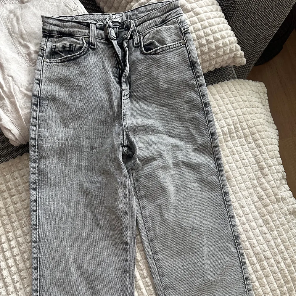 Storlek: 34 Skick: knappt använda, ser helt nya ut. Jeans & Byxor.