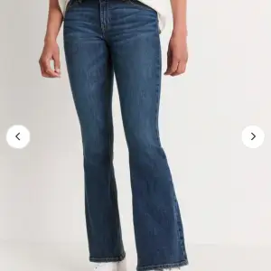 Bootcut jeans från Lindex i modellen Freja som inte verkar säljas längre, jag hittar dom iaf inte själv. Innebenslängd: 67cm, midjemått rakt över: 31/32cm. Jeansen är använda men i väldigt bra skick. Dom går även att spänna åt i midjan. Storlek: 152.