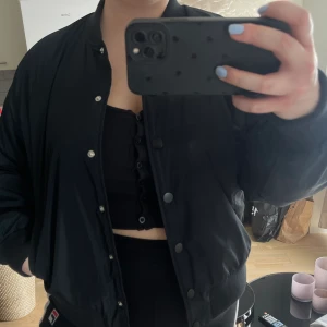 Bomberjacka  - Helt ny glansig bomberjacka från Bik Bok! Användes aldrig. Silvriga knappar på man kan stänga om man vill.