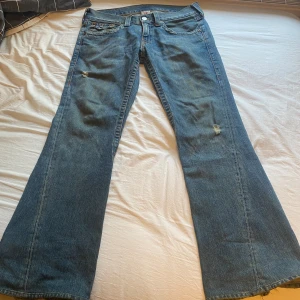 True religion jeans - Feta Trues, sitter riktigt bra. Inga flaws förutom lite heelbite, skriv om du har fler frågor