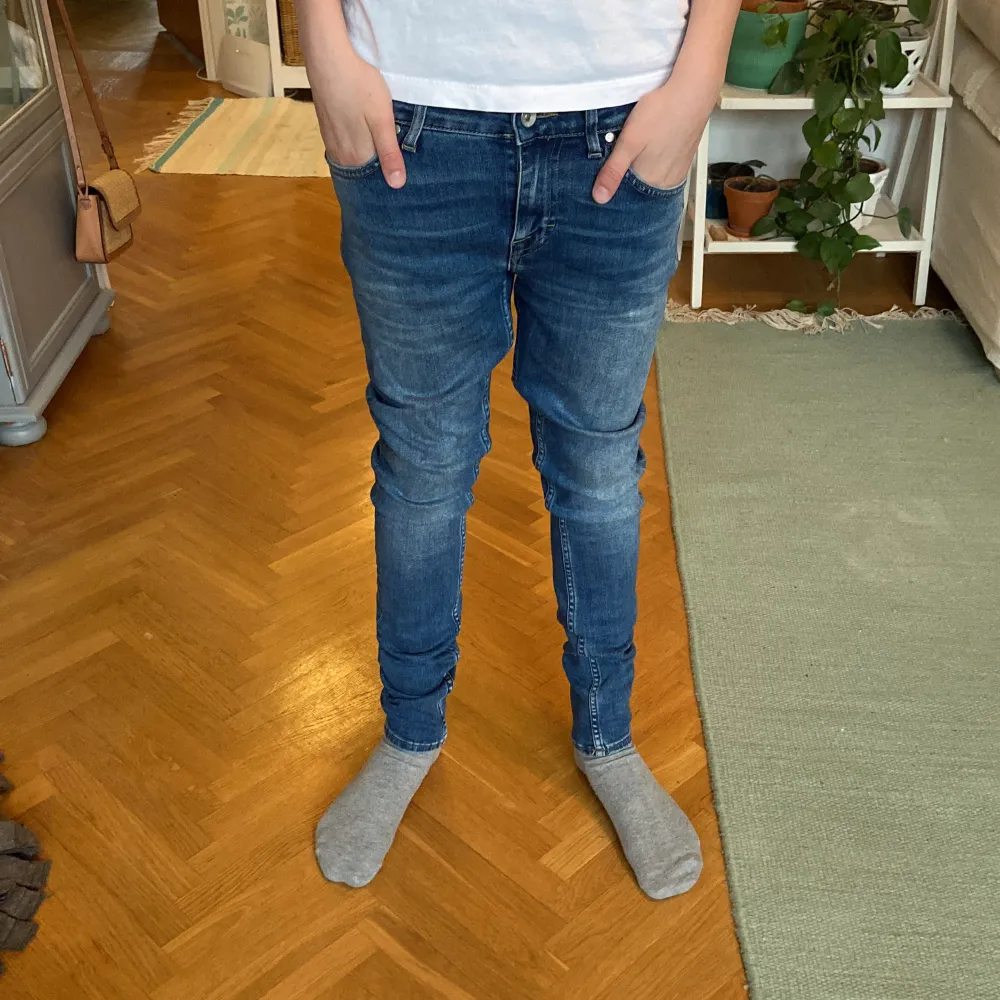 Säljer dessa tiger of sweden jeans för att de är för små. 27/30 i storleken men lite tajt. Kontakta om ni har några frågor. Jeans & Byxor.