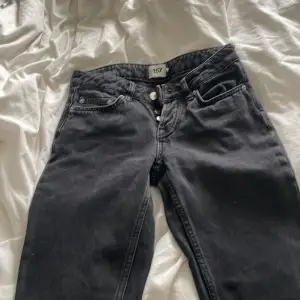 Säljer dessa svarta straight jeans från lager 157 stl xs för mer frågor kom privat 