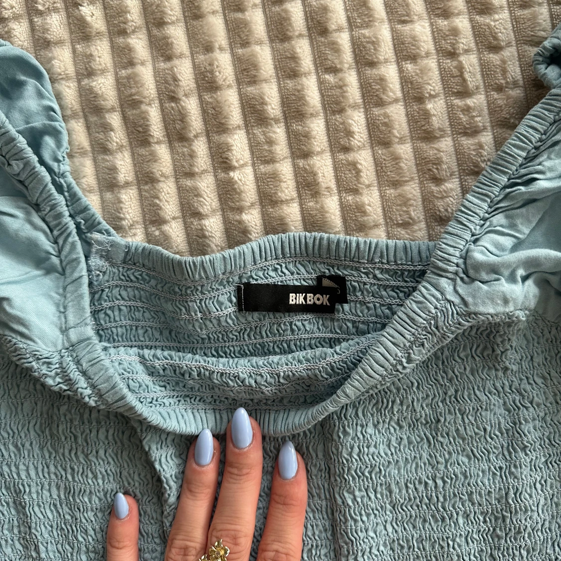 Ljusblå topp ifrån bikbok  - 90