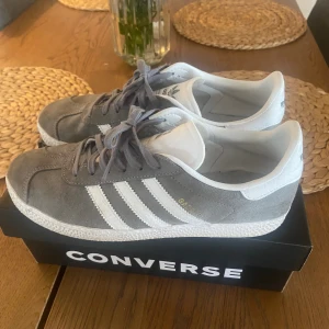 Adidas Orginals  - Säljer mina Adidas Orginals pga att de ej kommer till användning. Gråa i storlek 38 2/3, köpt på Zalando och använt fåtal gånger.  Nypris 829kr säljer för 400kr 