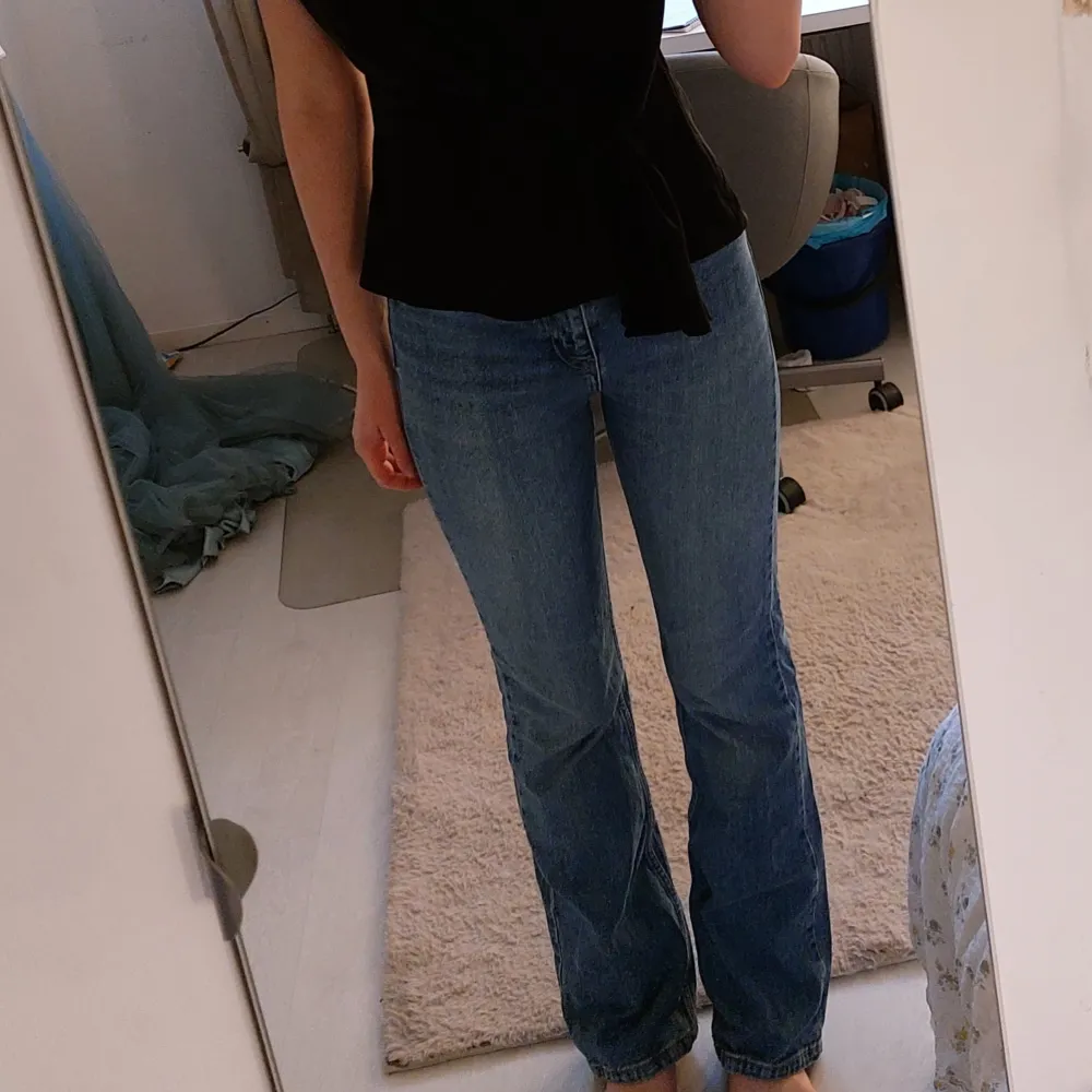 Säljen mina jeans då de inte kommer till andvändning. Fint skick och passar mig som är 170cm lång. Skriv vid fler frågor!💕. Jeans & Byxor.