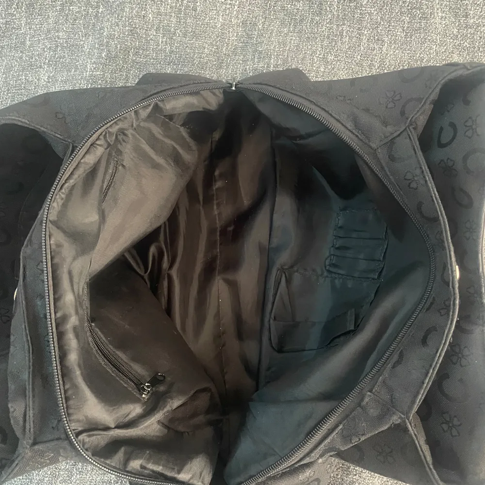 en jättesnygg svart väska som är köpt secondhand men som inte kommer till användning. den har väldigt mycket utrymme! köparen står för frakt 💕💕💕. Väskor.