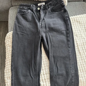 Gråa raka reans med slits - Storlek: 36