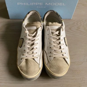 Philippe Model - Säljer ett par feta Philippe Model i storlek 42 fint skick box och dustbag ingår skriv för flera bilder frakt 🚚 1-3 arbetsdagar 🚚 pris 1799 vid snabb affär kan priset diskuteras