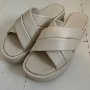 Beiga/vita platå sandaler från Pull and Bear, knappt använda 