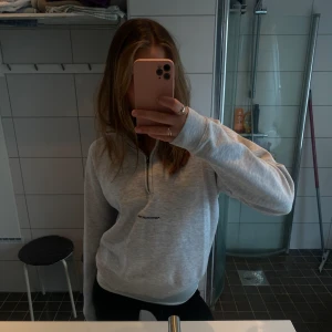 zip tröja poetic collective - 🤎en ljusgrå zip-tröja från poetic collective🤎helt i nyskick, finns inga defekter. Säljer för 399kr !! fler bilder kan skickas privat vid intresse, svarar snabbt vid frågor!🫶🏼