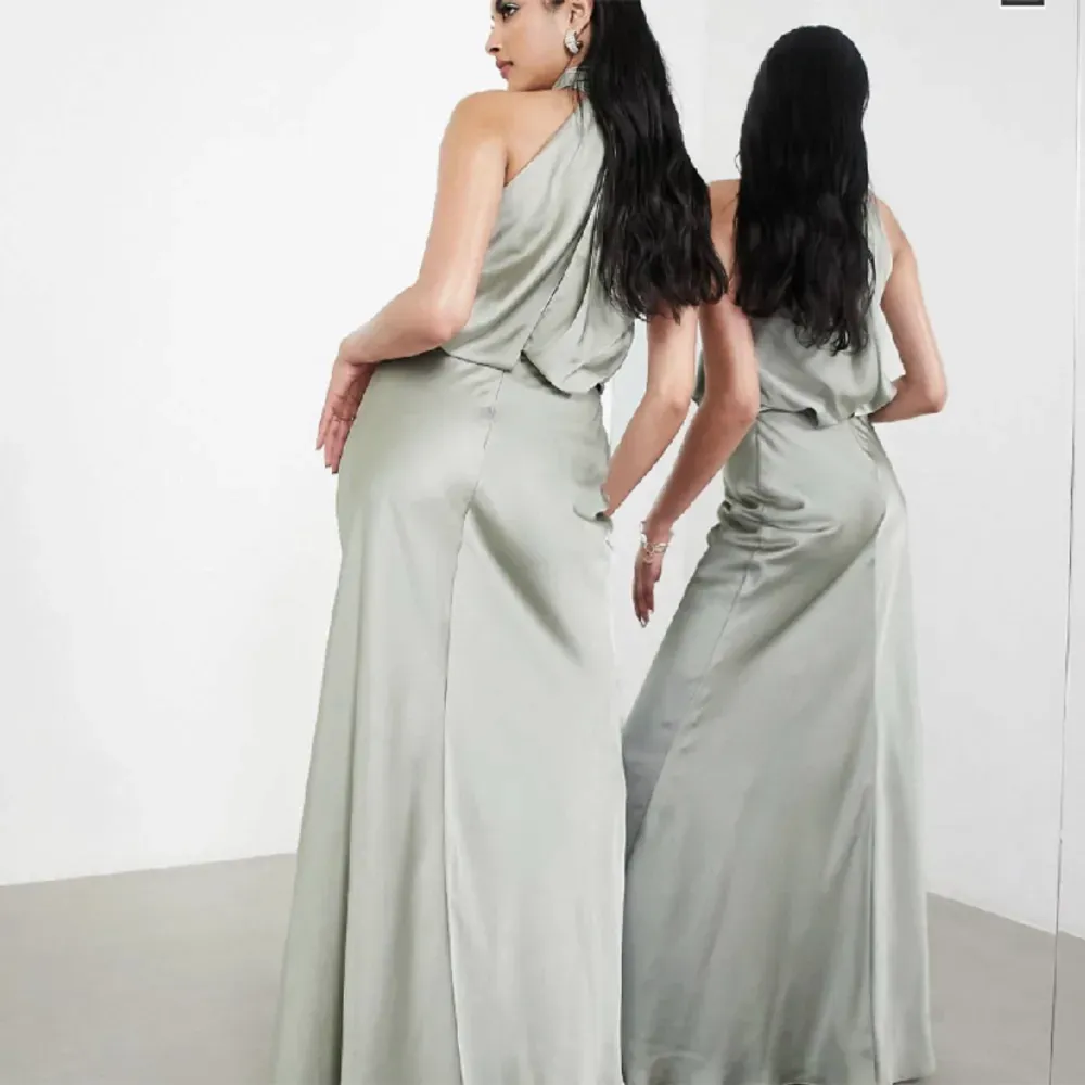 Intressekoll på  denna supersnygga balklänningen från Asos!💚 älskar halternecken på denna modell💚 nu pris- 1 569kr💚 använd 1 gång och i väldigt bra skick!💚 Pris kan alltid diskuteras🥰. Klänningar.