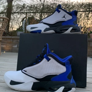 Jordan four Auras - Det här är ett par Jordan four auras. Original pris är 1000. Knappt använda. Mycket fint skick. Storlek 40. 
