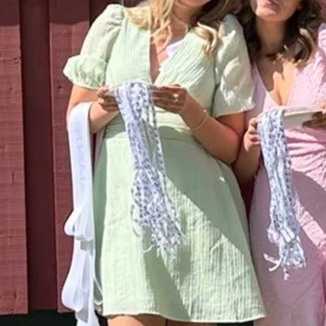 Grön klänning  - Säljer min gröna klänning från Gina Tricot i storlek S/36. Endast använd två gånger, inga fläckar eller liknande 