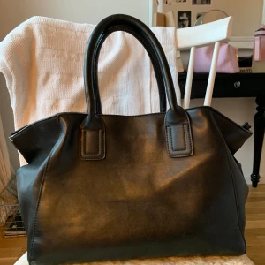 Anna field väska  - Köptes från sellpy men jättebra skick bara att den har en fläck (se andra bilden). Var där när jag köpte den från sellpy. 🥰