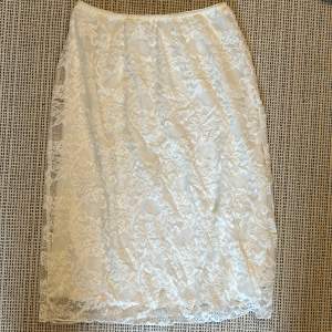 en vit spets midi kjol! säljer då jag har flera liknande <3 står storlek L/XL men skulle snarare säga S/M