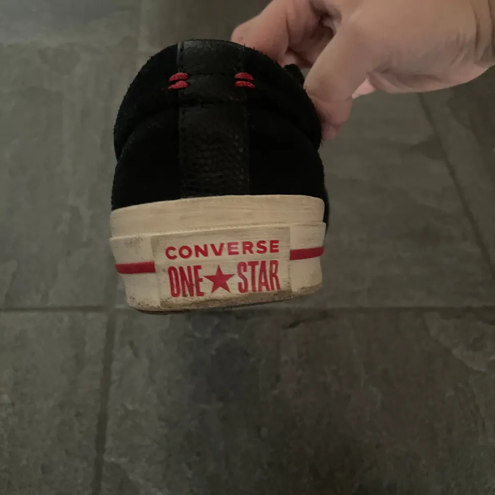 Supersnygga converse som har blivit använda endast 3 gånger🩷. Skor.