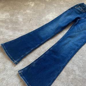 Säljer dessa jeans ifrån Gina tricot, testat en gång då dom inte passar❤️ fick i julklapp och kostar 300kr