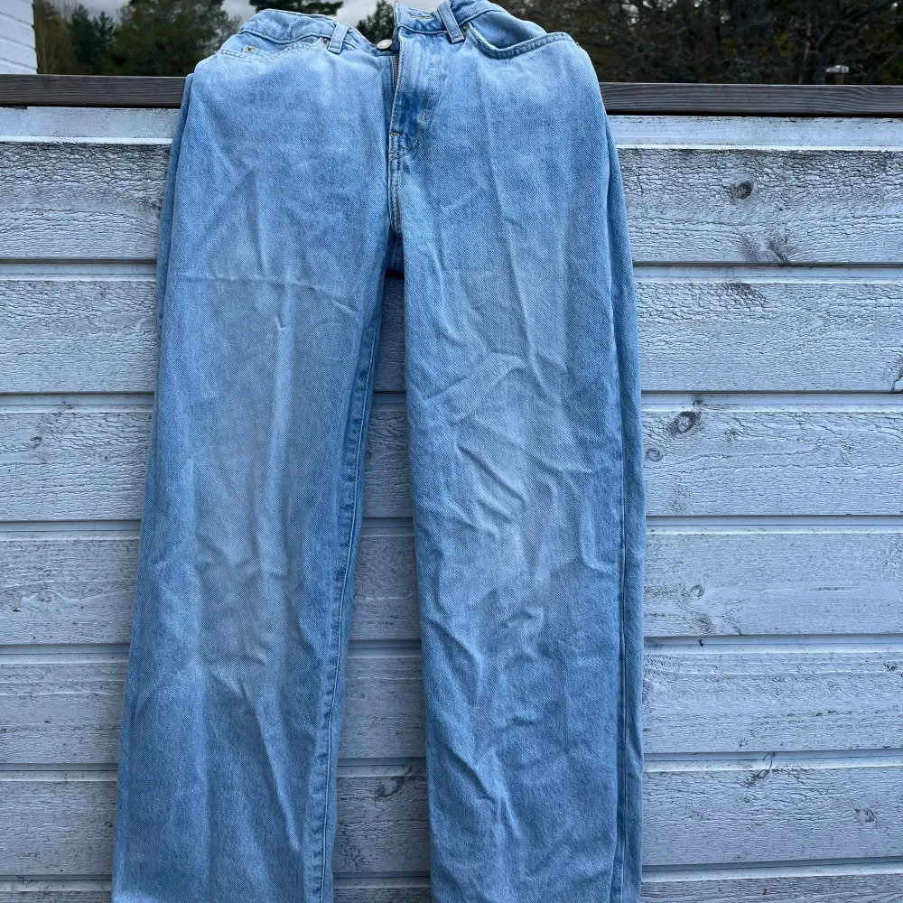 Ljusblå vida samt ganska högmidjade jeans i storlek xs från lager 157. Knappast använda och är i mycket bra skick. . Jeans & Byxor.