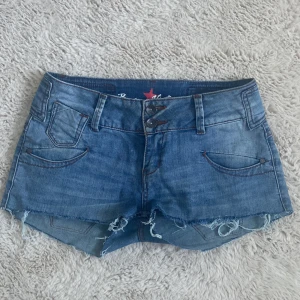 Lågmidjade jeansshorts - Jättesnygga unika lågmidjade jeansshorts❤️❤️