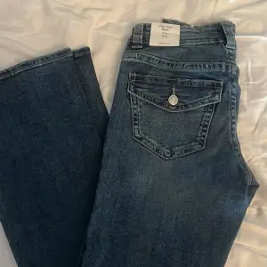 Säljer dessa slutsålda och helt oanvända jeans då dem är försmå, lapparna är kvar! 