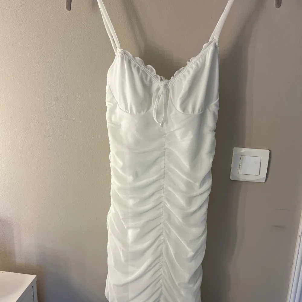 Säljer nu denna vita klänning från HM, den är aldrig använd och prislappen sitter kvar. Jag köpte den för 200 och Säljer den för 75 kr. Skriv för fler bilder eller om du har några frågor. Köparen står för frakten💕. Klänningar.