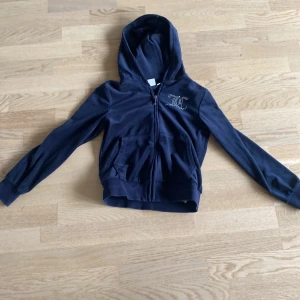 Juicy couture tröja - Marinblå juicy couture tröja med dragkedja 