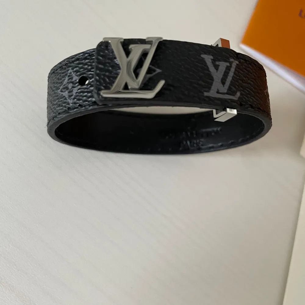 Ett 1:1 Louis Vuitton armband som aldrig e använd. Övrigt.