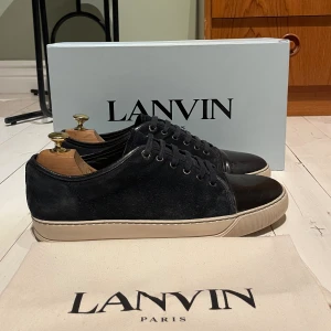 Lanvin skor  - Hej! Säljer nu dessa super snygga lanvin skor. Skorna är i fint skick 7/10. Med skorna medföljer dustbag och box 