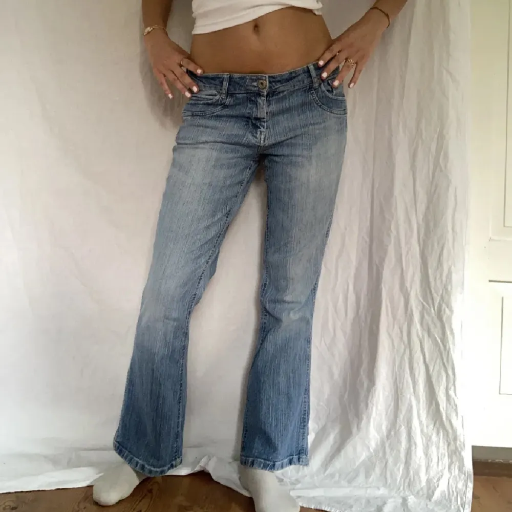 Midjemått- 39cm (rätt över) inerbenslängd - 74cm. Jeans & Byxor.