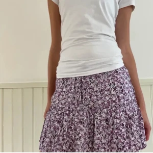 Kjol - Jättefin kjol som är perfekt till sommaren!! Lånade bilder men kan skicka egna också 