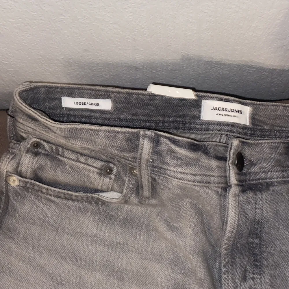 Jack & Jones jeans till salu då ja köpte dom på Zalando. Men tyvärr var dom för stora på mig. Men ja skulle nog säga att dom e lite baggy och relaxed som sagt men om du gillar sånt är det bara att skriva.. Jeans & Byxor.