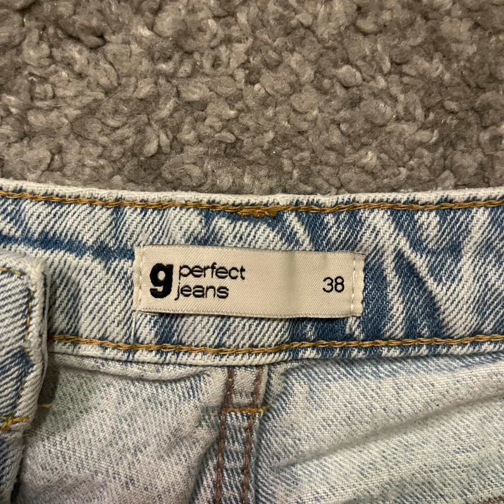 Högmidjade oversized jeans ifrån Ginatricot i storlek 38. Har ett hål på höger knä. Aldrig använda bara provade.. Jeans & Byxor.