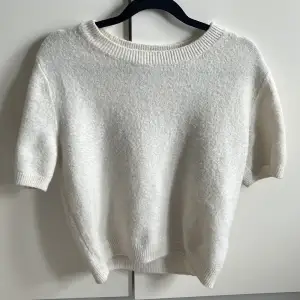 Stickad kortärmad tröja från h&m. Storlek S. Säljer för den inte kommer till andvänding. Skriv om ni har funderingar.🩷