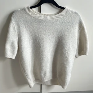 H&m - Stickad kortärmad tröja från h&m. Storlek S. Säljer för den inte kommer till andvänding. Skriv om ni har funderingar.🩷