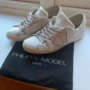 Intressekoll på mina Philippe model skor då jag tänker köp nya skor. Lite slitna bakre sulor som ni kan se på bilden, annars är skorna i bruksskick med lite små slitningar här och där.