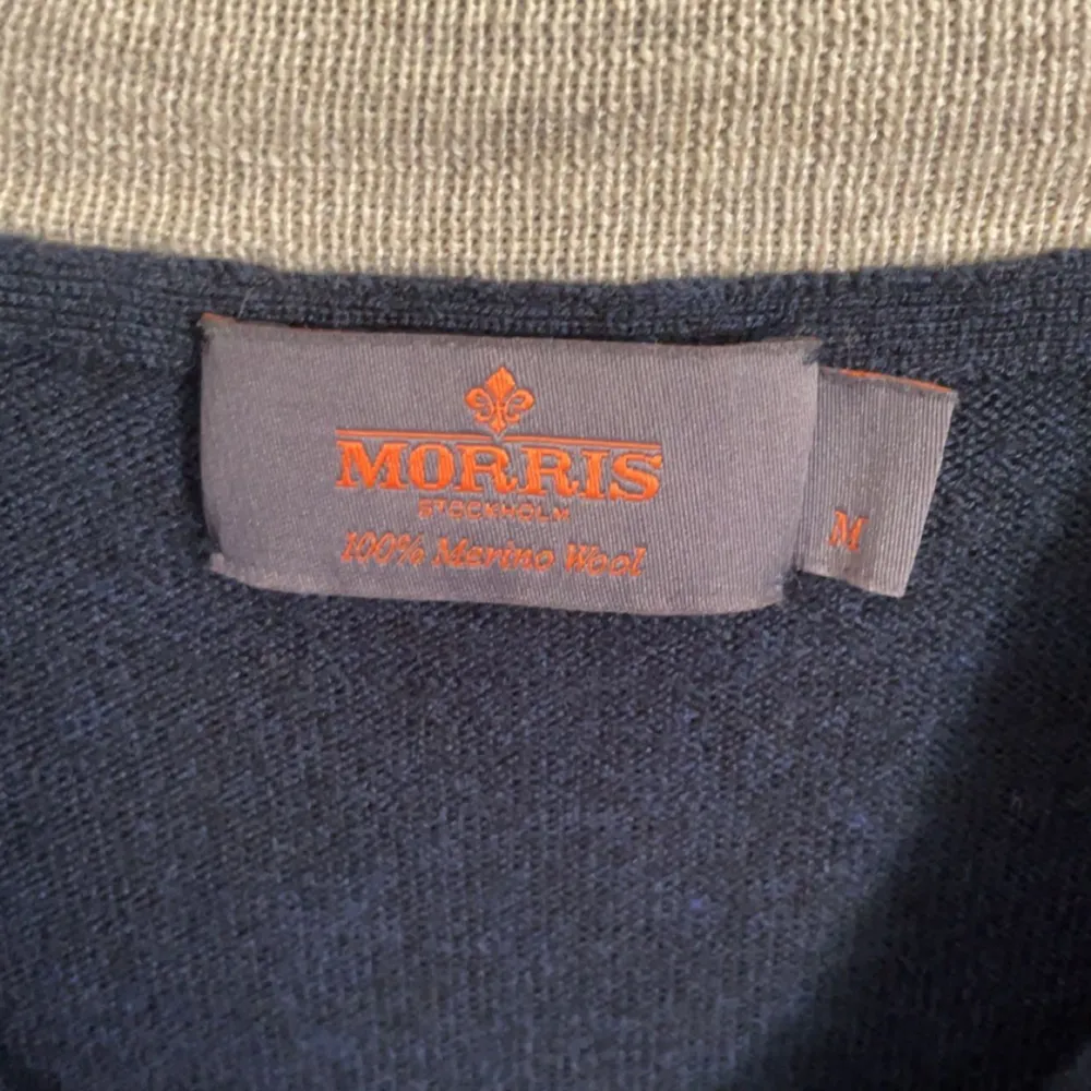 Säljer nu en riktigt snygg och trendig Halfzip från märket Morris. Den är i 100% Merino Ull och skicket är 9.5/10. Storlek M, men sitter som S. Skriv vid intresse eller frågor✅ Nypris runt 1800kr. Tröjor & Koftor.