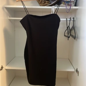 Klänning - Fin sommarklänning, väl använd, fått sytt ihop bandet på den ena sidan för den lossna.