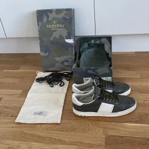 Flycrews - Feta Fleycrews till sommaren i storlek 42,5 men passar större, allt OG med plus extra snören. Tar emot byten mvh William 